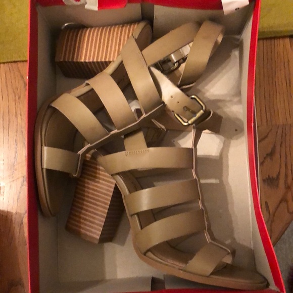 Very nice heels worn maybe once - Picture 1 of 5